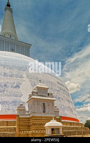 09 10 2007 Ruwanweli Maha Seya Ruwanwelisaya stupa in Anuradhapura; Sri Lanka.Asia. Foto Stock