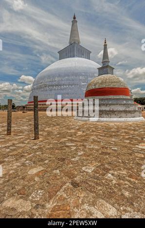 09 10 2007 Ruwanweli Maha Seya Ruwanwelisaya stupa in Anuradhapura; Sri Lanka.Asia. Foto Stock