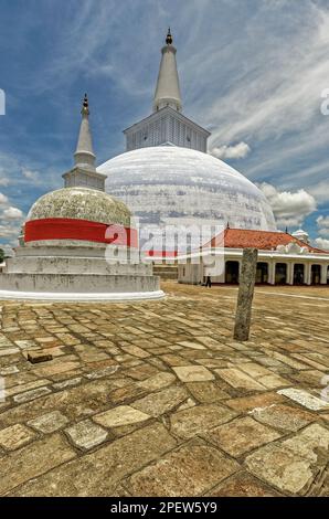 09 10 2007 Ruwanweli Maha Seya Ruwanwelisaya stupa in Anuradhapura; Sri Lanka.Asia. Foto Stock