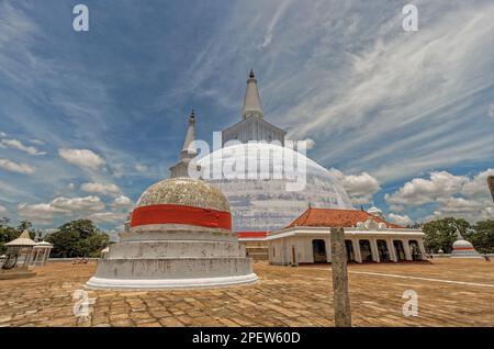 09 10 2007 Ruwanweli Maha Seya Ruwanwelisaya stupa in Anuradhapura; Sri Lanka.Asia. Foto Stock