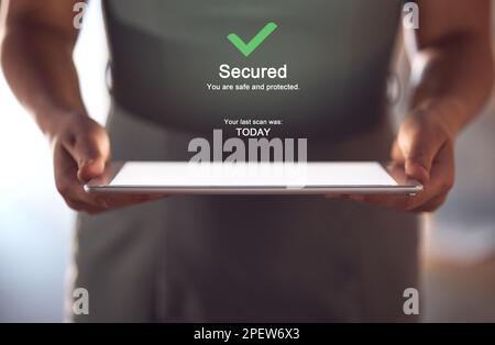 Aggiornamento software mani, antivirus e tablet, mockup uomo e schermo con aggiornamento firewall e sicurezza da hacker. Piano di protezione dei dati, informazioni Foto Stock