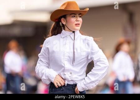 Brownsville, Texas, USA - 26 febbraio 2022: Charro Days Grand International Parade, ballerini vestire come cowgirl che si esibiscono alla parata Foto Stock