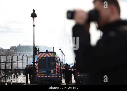 (230316) -- PARIGI, 16 marzo 2023 (Xinhua) -- poliziotti e gendarme sono in guardia durante la manifestazione contro il piano di riforma pensionistica del governo a Parigi, 15 marzo 2023. Mentre centinaia di migliaia di francesi hanno protestato in tutta la Francia per le controverse riforme pensionistiche, mercoledì la commissione mista del Parlamento francese ha discusso il progetto di legge. Il ministero degli interni francese ha annunciato mercoledì sera che 480.000 persone in tutto il paese hanno partecipato all'ottava mobilitazione generale contro le riforme, organizzata dai sindacati. (Xinhua/Gao Jing) Foto Stock