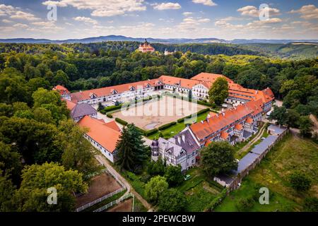 Stallion Stud e un castello a Ksiaz, Polonia, foto aerea Foto Stock