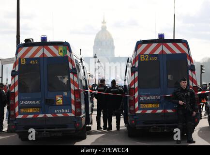 (230316) -- PARIGI, 16 marzo 2023 (Xinhua) -- poliziotti e gendarme sono in guardia durante la manifestazione contro il piano di riforma pensionistica del governo a Parigi, 15 marzo 2023. Mentre centinaia di migliaia di francesi hanno protestato in tutta la Francia per le controverse riforme pensionistiche, mercoledì la commissione mista del Parlamento francese ha discusso il progetto di legge. Il ministero degli interni francese ha annunciato mercoledì sera che 480.000 persone in tutto il paese hanno partecipato all'ottava mobilitazione generale contro le riforme, organizzata dai sindacati. (Xinhua/Gao Jing) Foto Stock