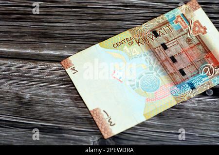 Il lato opposto del Kuwaiti quarto dinar marrone di carta banconota denaro contante valuta presenta Una tradizionale porta di legno Kuwaiti e il primo Kuwai Foto Stock