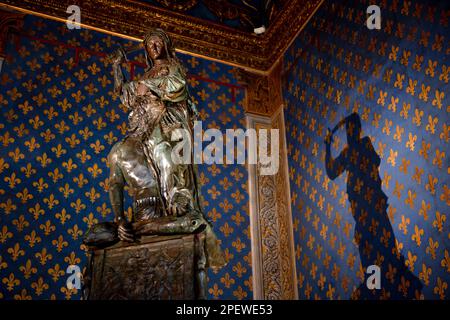 La scultura in bronzo di Donatello di Giuditta e Olofernes, ora in mostra all'interno di Palazzo Vecchio a Firenze Foto Stock