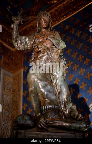 La scultura in bronzo di Donatello di Giuditta e Olofernes, ora in mostra all'interno di Palazzo Vecchio a Firenze Foto Stock