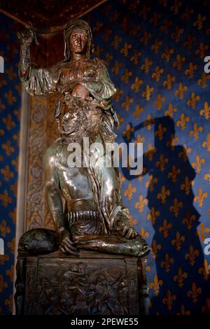 La scultura in bronzo di Donatello di Giuditta e Olofernes, ora in mostra all'interno di Palazzo Vecchio a Firenze Foto Stock