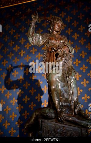 La scultura in bronzo di Donatello di Giuditta e Olofernes, ora in mostra all'interno di Palazzo Vecchio a Firenze Foto Stock