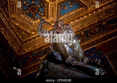 La scultura in bronzo di Donatello di Giuditta e Olofernes, ora in mostra all'interno di Palazzo Vecchio a Firenze Foto Stock