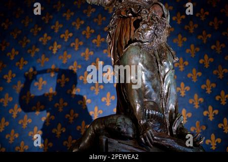 La scultura in bronzo di Donatello di Giuditta e Olofernes, ora in mostra all'interno di Palazzo Vecchio a Firenze Foto Stock