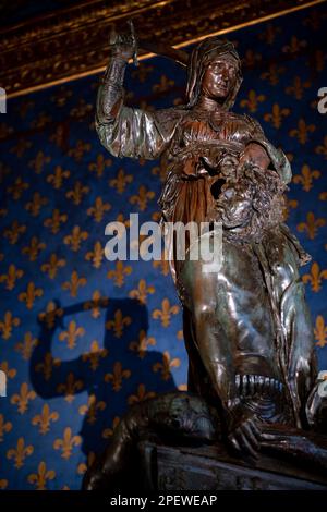 La scultura in bronzo di Donatello di Giuditta e Olofernes, ora in mostra all'interno di Palazzo Vecchio a Firenze Foto Stock