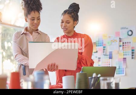 Lavoro di squadra, disegno o donne che progettano moda, abbigliamento, tessuti o abiti boutique in ufficio insieme. Giovani designer creativi che parlano, parlano o. Foto Stock