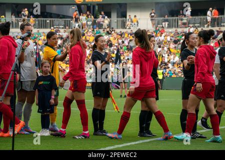 Sydney, Australia. 19th Feb, 2023. Sydney, New South Wales, febbraio 19th 2023: I giocatori si stringono le mani prima della partita internazionale della Coppa delle nazioni tra Australia e Spagna al CommBank Stadium di Sydney, Australia. (NOE Llamas/SPP) Credit: SPP Sport Press Photo. /Alamy Live News Foto Stock