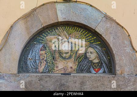 Facciata a mosaico dell'antica chiesa di San Michele Arcangelo ad Antraccoli,Capannori - Lucca, Toscana, Italia centrale - 12th ° secolo Foto Stock