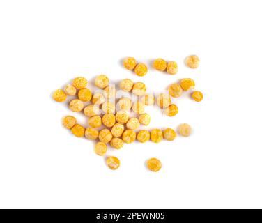 Piselli gialli secchi isolati, pile intere, legume grezzo, fonte proteica, cibo vegano sano, Piselli gialli secchi su sfondo bianco Foto Stock