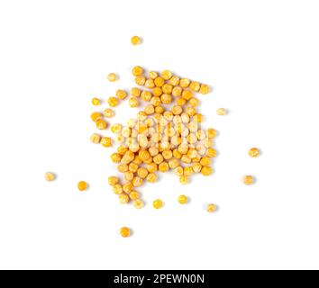 Piselli gialli secchi isolati, pile intere, legume grezzo, fonte proteica, cibo vegano sano, Piselli gialli secchi su sfondo bianco Foto Stock