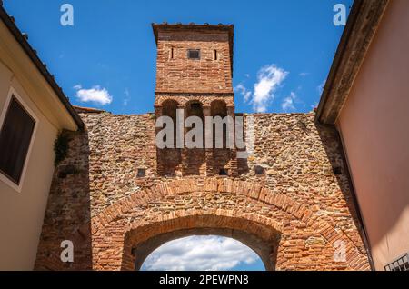 La porta del borgo medievale di Altopascio (porta Mariani) - Lucca, Toscana - sul percorso della Via Francigena a Roma Foto Stock