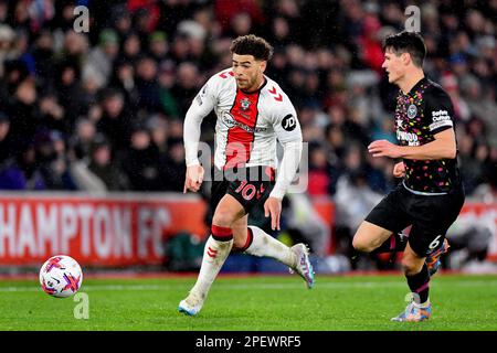 Che Adams of Southampton and Christian Norgaard of Brentford - Southampton v Brentford, Premier League, St Mary's Stadium, Southampton, Regno Unito - 15th marzo 2023 solo per uso editoriale - si applicano restrizioni DataCo Foto Stock