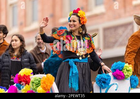 Brownsville, Texas, USA - 26 febbraio 2022: La Grand Parade dei Charro Days International, rappresentante statale democratico di Gina Hinojosa alla parata Foto Stock