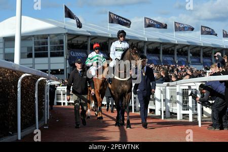 Gara 4 l'ostacolo del campione Unibet. Constitution Hill guidato da Nico de Boinville conduce i cavalli fuori dal campo prima della gara Racing a che Foto Stock