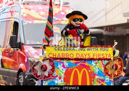 Brownsville, Texas, USA - 26 febbraio 2022: Charro Days Grand International Parade, Hamburglar, McDonalds mascotte, festeggiamenti alla sfilata Foto Stock