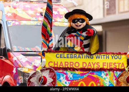 Brownsville, Texas, USA - 26 febbraio 2022: Charro Days Grand International Parade, Hamburglar, McDonalds mascotte, festeggiamenti alla sfilata Foto Stock