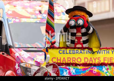 Brownsville, Texas, USA - 26 febbraio 2022: Charro Days Grand International Parade, Hamburglar, McDonalds mascotte, festeggiamenti alla sfilata Foto Stock