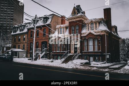 Transizione di stili architettonici della Casa Stoddard (1828), St Matthew's Manse (1874), e Renner-Carney House (1891) edifici su Barrington St Foto Stock