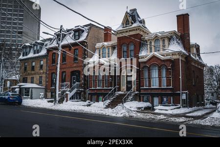 Transizione di stili architettonici della Casa Stoddard (1828), St Matthew's Manse (1874), e Renner-Carney House (1891) edifici su Barrington St Foto Stock