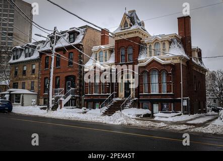 Transizione di stili architettonici della Casa Stoddard (1828), St Matthew's Manse (1874), e Renner-Carney House (1891) edifici su Barrington St Foto Stock