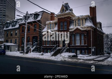 Transizione di stili architettonici della Casa Stoddard (1828), St Matthew's Manse (1874), e Renner-Carney House (1891) edifici su Barrington St Foto Stock