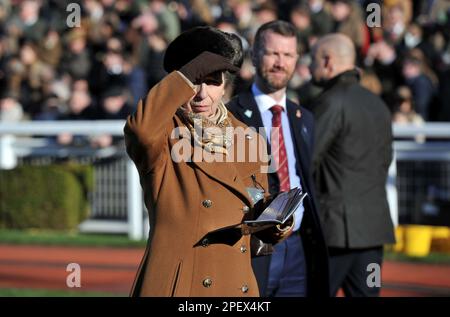 Principessa Anna nella Parade Ring Racing all'ippodromo di Cheltenham il giorno 1 del Festival, la celebrazione della National Hunt corse di cavalli culminatin Foto Stock