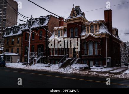 Transizione di stili architettonici della Casa Stoddard (1828), St Matthew's Manse (1874), e Renner-Carney House (1891) edifici su Barrington St Foto Stock