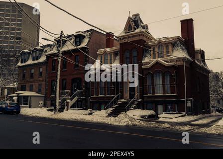 Transizione di stili architettonici della Casa Stoddard (1828), St Matthew's Manse (1874), e Renner-Carney House (1891) edifici su Barrington St Foto Stock