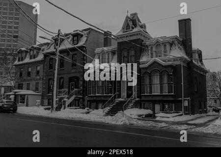 Transizione di stili architettonici della Casa Stoddard (1828), St Matthew's Manse (1874), e Renner-Carney House (1891) edifici su Barrington St Foto Stock