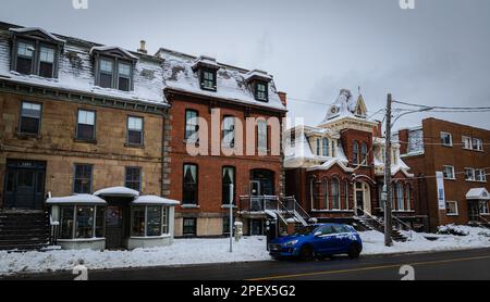 Transizione di stili architettonici della Casa Stoddard (1828), St Matthew's Manse (1874), e Renner-Carney House (1891) edifici su Barrington St Foto Stock