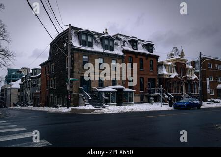 Transizione di stili architettonici della Casa Stoddard (1828), St Matthew's Manse (1874), e Renner-Carney House (1891) edifici su Barrington St Foto Stock