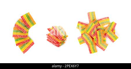 Rainbow Gummy Candy pile isolato, strisce di caramelle in gelatina acido in spruzzata di zucchero, masticare marmalata colorata a strisce, caramelle di gelatina set su White Backg Foto Stock