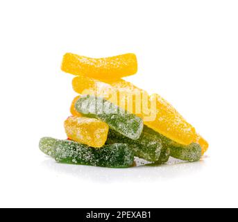 Pila rotonda caramella caramella isolata, masticando colorati bastoncini di marmellata, Jelly French Fries Heap, caramelle di gelatina su sfondo bianco Vista laterale Foto Stock