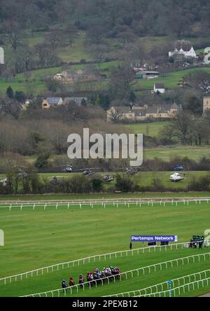 Corridori e piloti in azione mentre gareggiano nella finale di Pertemps Network handicap humdle il terzo giorno del Cheltenham Festival all'ippodromo di Cheltenham. Data immagine: Giovedì 16 marzo 2023. Foto Stock