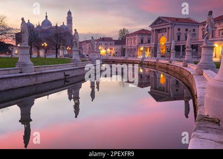 Padova, Italia. Immagine del paesaggio urbano di Padova, Italia con Piazza Prato della Valle all'alba. Foto Stock