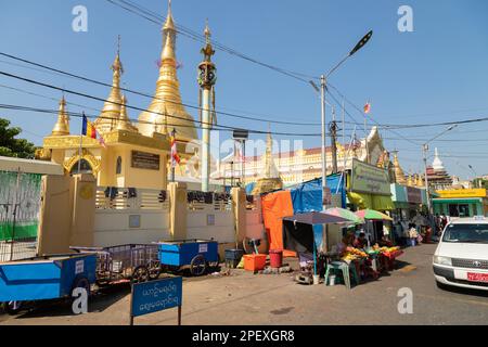 Yangon, Myanmar - 19 dicembre 2019: Vista del tempio e Botahtaung Pagoda, Yangon, Birmania, Myanmar Foto Stock