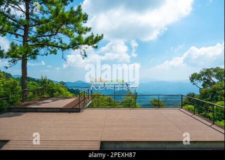 Vista panoramica del punto di osservazione delle pinne di Kew vicino al villaggio di Mae Kampong e alla città di Chiang mai, Thailandia. Vista sulle montagne e sulle colline nelle giornate di sole. Foto Stock