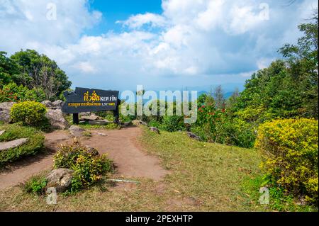 Vista panoramica del punto di osservazione delle pinne di Kew vicino al villaggio di Mae Kampong e alla città di Chiang mai, Thailandia. Vista sulle montagne e sulle colline nelle giornate di sole. Foto Stock