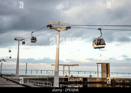 Funivia chiamata Telecabina lungo il fiume Tago a Lisbona, la capitale del Portogallo Foto Stock