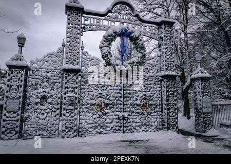 Porte in ferro battuto dei Giardini pubblici di Halifax Sito storico nazionale del Canada eretto per onorare il Battaglione provvisorio di Halifax Foto Stock