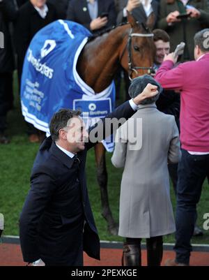 Allenatore vincitore Henry de Bromhead gara 5 The 4,10 Close Brothers Mares' Hindle Race. Vincitore della gara Honeysuckle guidato da Rachael Blackmore Racin Foto Stock