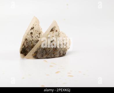 Usato teabag isolato, Old Wet Herbal Tea Bag, rifiuti biodegradabili, Eco Bio usato St. Johns Wort teabag su sfondo bianco Foto Stock